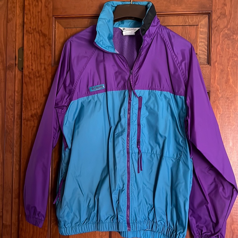 COLUMBIA WOMEN’S LIGHTWEIGHT JACKET Size L. Shell 100% nylon, hidden hood